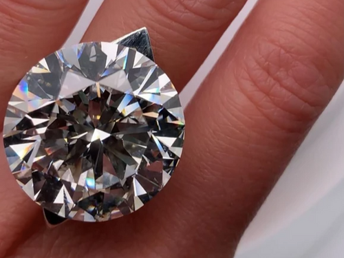 Une femme confond un diamant de 3 millions de dollars avec un jouet...